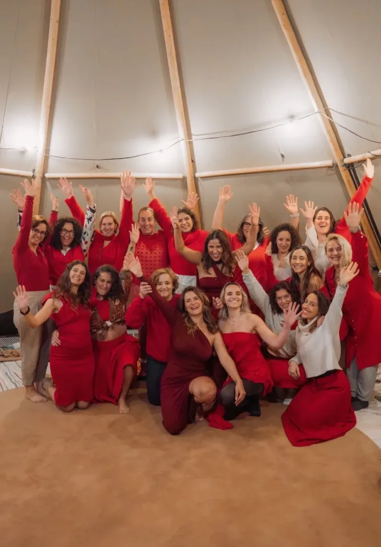 Grupo de mulheres em vermelho no tipi