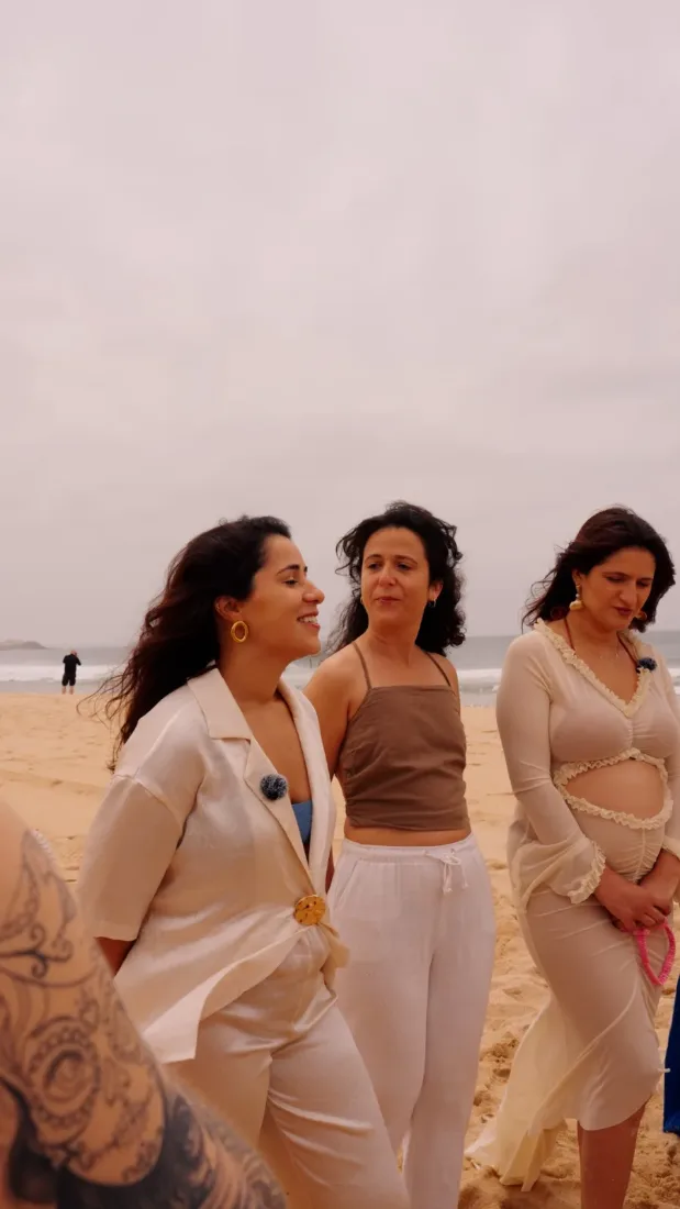 Mulheres a caminhar e a conversar na praia